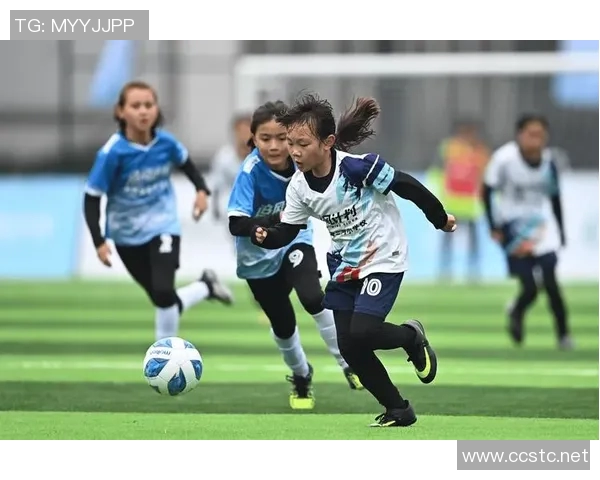 刘星努力追梦踏上足球之路誓言成为耀眼的足球明星